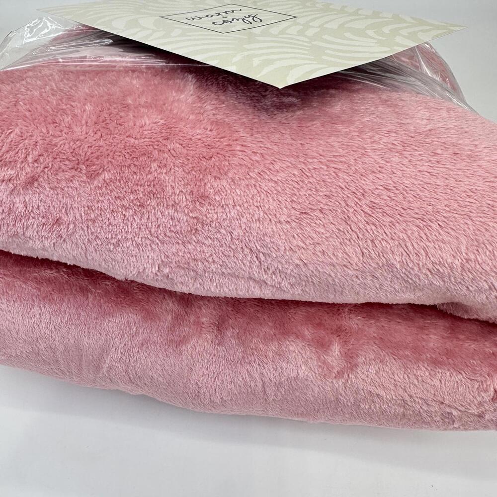 NWT Warm & Cozy King Plush Blanket Pink 108x90 Lightweight Layering